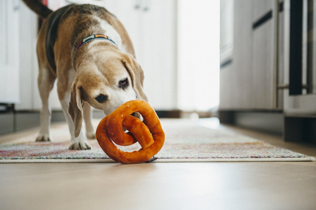 international-classic-pretzel-s-Dog-Toys